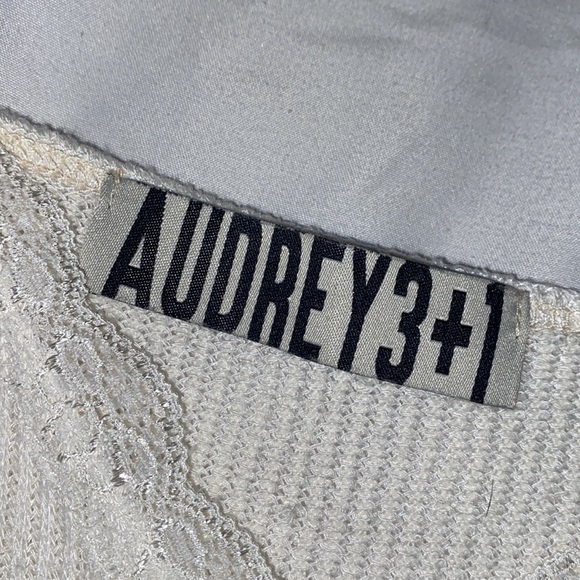 Audrey 3+1 Long Sleeve - Picture 2 of 3